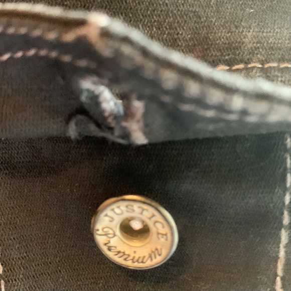 🏷️ 3 for $10
Black jean sleeveless jacket with gray hoodie - Picture 5 of 16